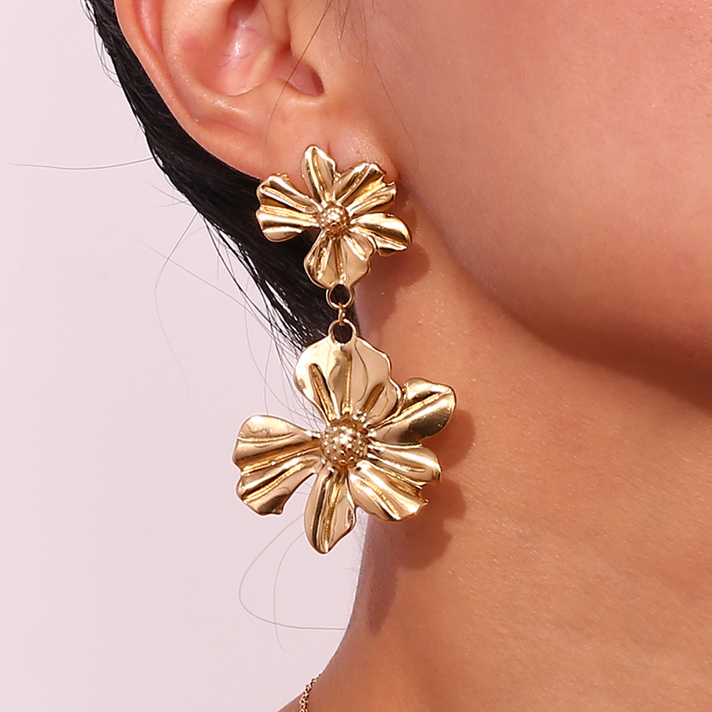 Brincos dourados com flores penduradas