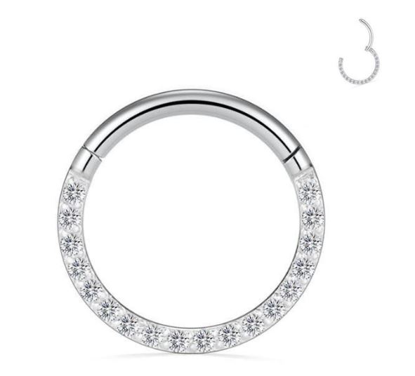 Argola circular prateada com pedras transparentes numa metade