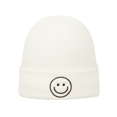 Gorro branco com smiley bordado preto