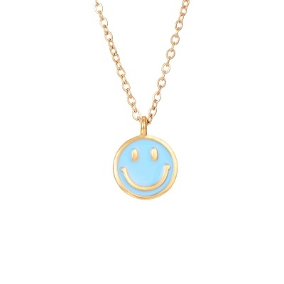 Colar dourado com pendente azul e sorriso