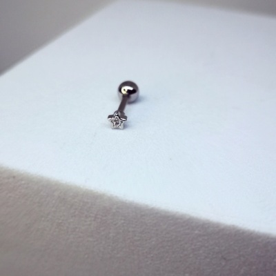 Brinco de aço inoxidável com barra reta e estrela