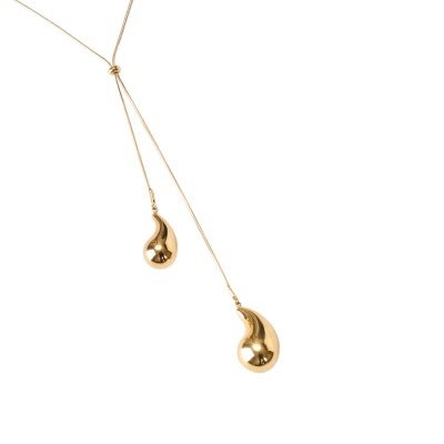 Colar dourado com dois pendentes em forma de gota alongada