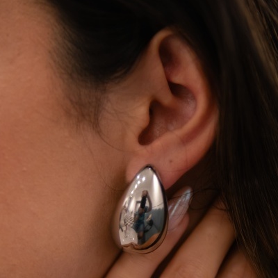 Brinco prateado gota metálico brilhante na orelha