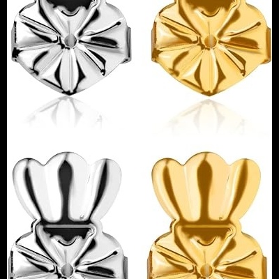 Quatro acessórios metálicos prateados e dourados em formato de flor estilizada