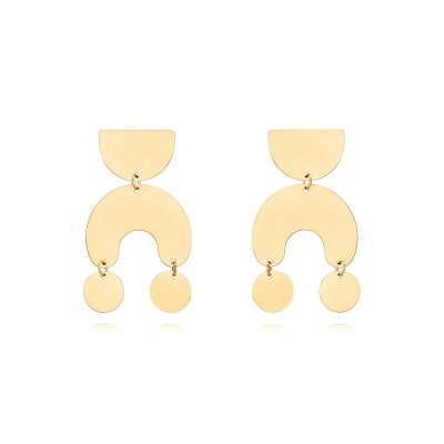 Brincos dourados geométricos com discos pendurados em fundo branco