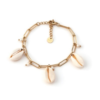 Pulseira dourada com conchas naturais e pérolas em fundo branco