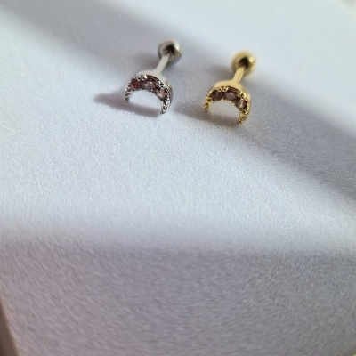 Brincos meia-lua em metal prateado e dourado com cristais.