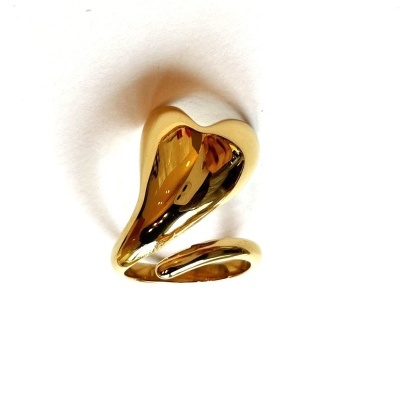 Anel dourado em forma de coração com acabamento polido