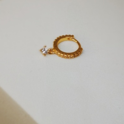 Anel dourado com pedras e pendente em forma de estrela