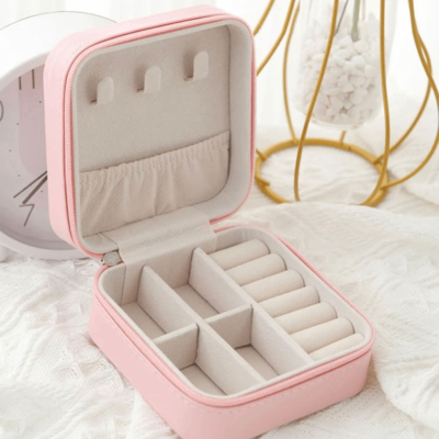 Estojo de joias rosa com interior cinza e vários compartimentos