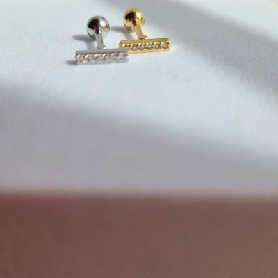 Par de brincos piercing metálicos prateado e dourado com cristais em barra