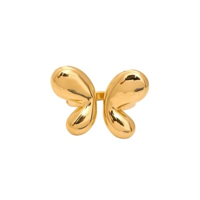 Anel dourado com design de asas de borboleta em fundo branco