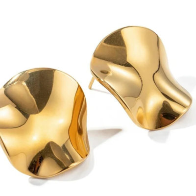 Par de brincos dourados ondulados em fundo branco