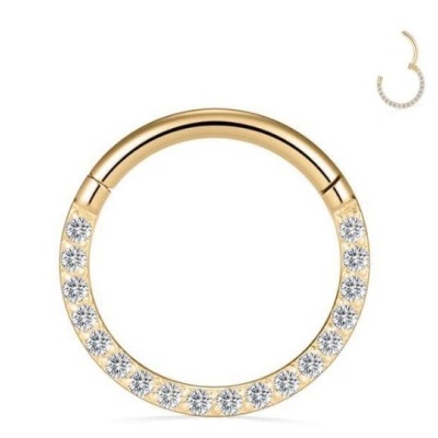 Argola dourada com pedras brilhantes embutidas em metade do aro