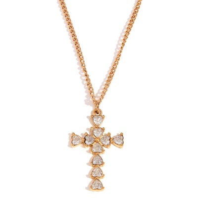 Colar dourado com pendente de cruz feita de pedras em formato de coração