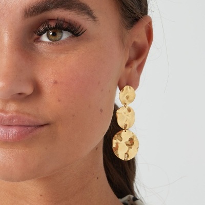 Brincos dourados texturizados com três discos verticais