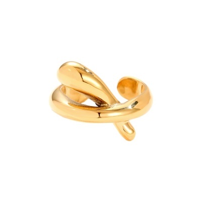 Anel metálico dourado entrelaçado sobre fundo branco