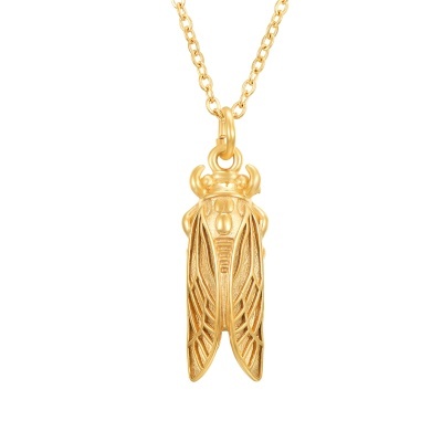 Colar dourado com pendente inseto detalhado