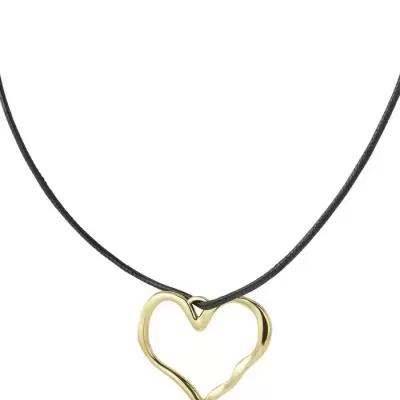 Colar preto com pendente dourado em forma de coração
