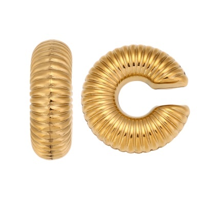 Par de brincos dourados canelados em forma de meia argola
