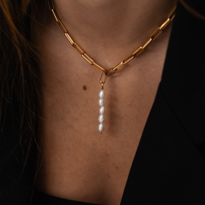 Colar dourado com corrente grossa e pendente de pérolas brancas