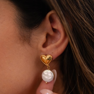 Brinco dourado com coração e pérola pendurada