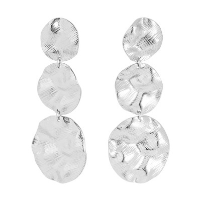 Brincos prateados com três círculos texturizados, fundo branco