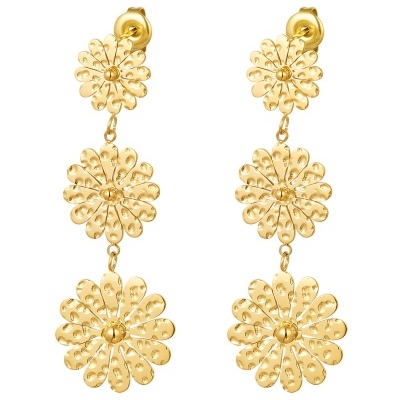 Brincos dourados com design de três flores pendentes.