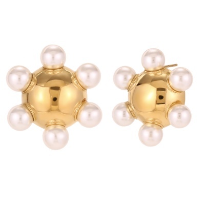 Brincos dourados com pérolas brancas em fundo branco