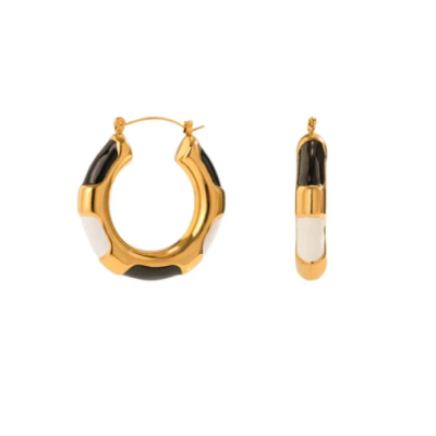 Brincos de argola dourados com detalhes a preto e branco