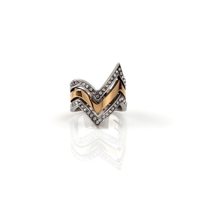 anel em forma de V dourado e prateado com pedras brilhantes
