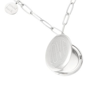 Colar prata com pendente redondo aberto e palavra LOVE gravada