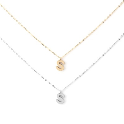 Dois colares com pingentes em forma da letra 'S' dourado e prateado