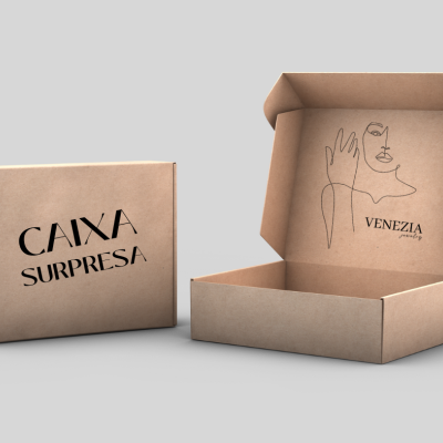 Duas caixas de cartão castanho claro, uma fechada com texto, outra aberta com ilustração e texto interno.