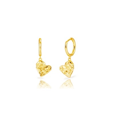 Brincos dourados com pendentes de coração texturizados