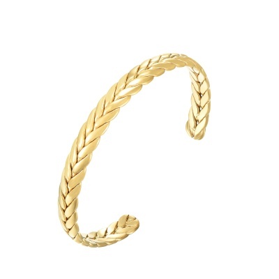 Pulseira dourada trançada aberta em fundo branco
