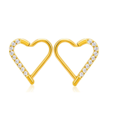 Brincos dourados em forma de coração com cristais brilhantes, fundo branco