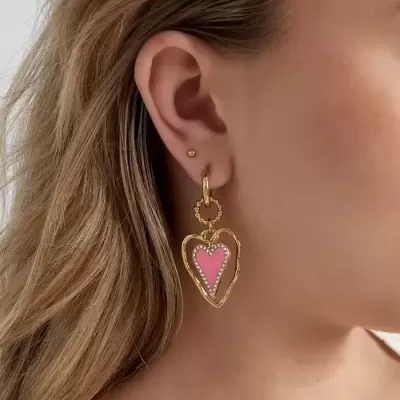 Brincos dourados em forma de coração com centro rosa
