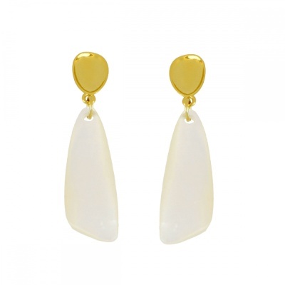 Brincos dourados com pendente branco assimétrico