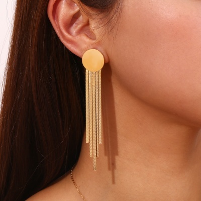 Brinco pendente dourado com correntes finas