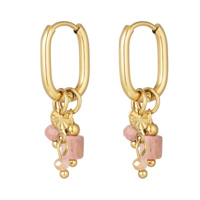 Brincos de argola oval dourada com pendentes em pedra rosa e detalhes dourados