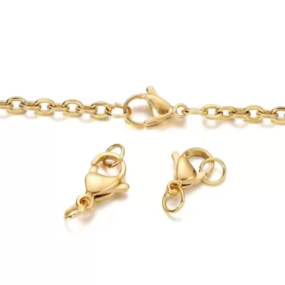 Corrente dourada com três fechos lagosta dourados