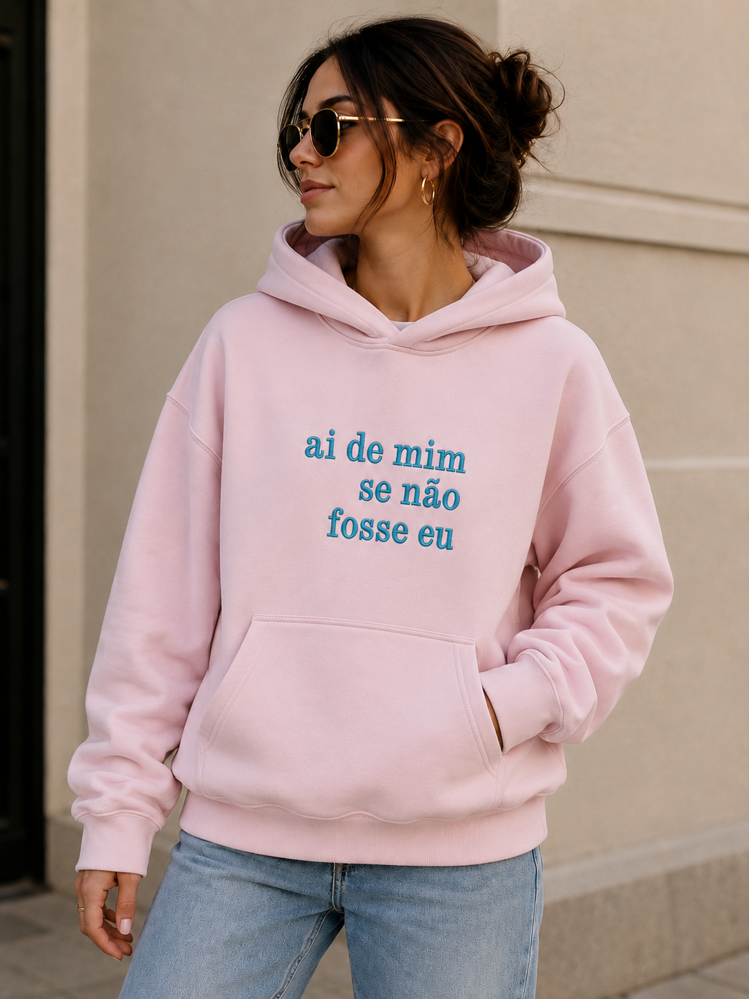 sweatshirt rosa claro com texto azul e capuz
