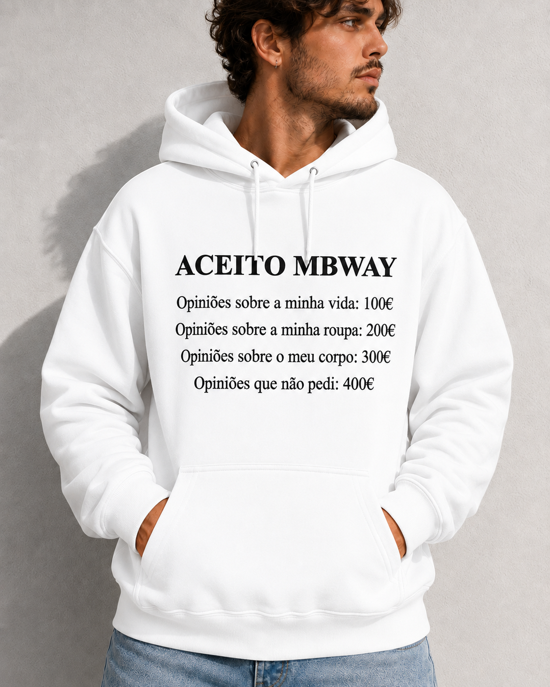 Sweatshirt branca com texto ACEITO MBWAY e valores impressos a preto, usada por homem com jeans azuis