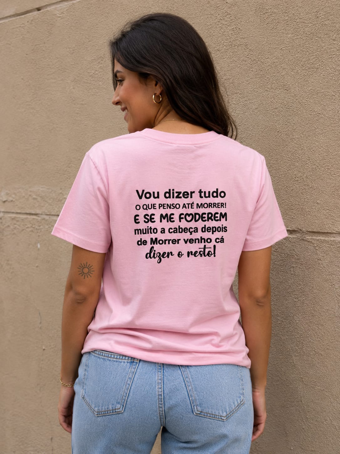 T-shirt rosa com texto preto Vou dizer tudo O QUE PENSO ATÉ MORRER! E SE ME FODEREM muito a cabeça depois de Morrer venho cá dizer o resto! vista de costas