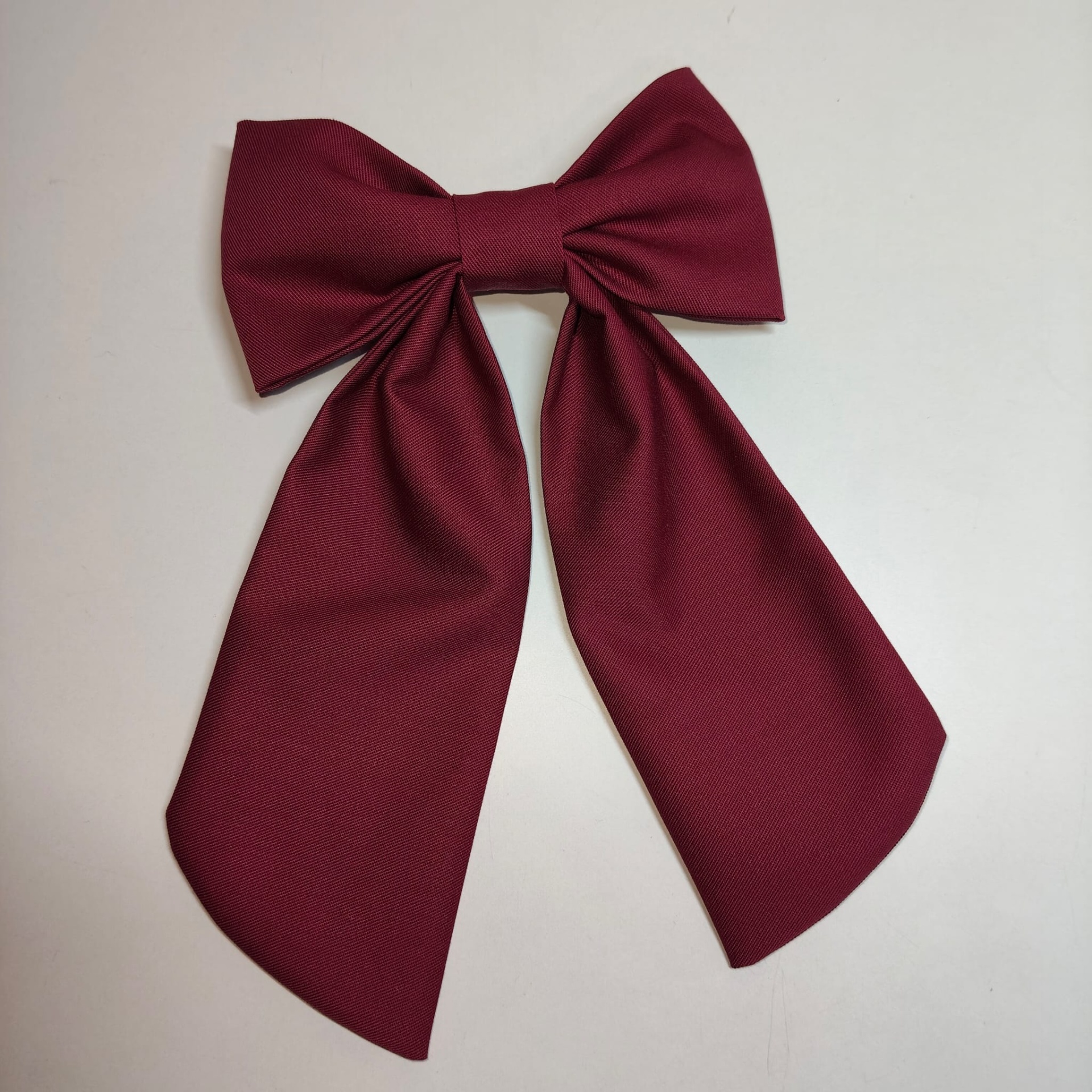 Laço decorativo bordô em tecido liso
