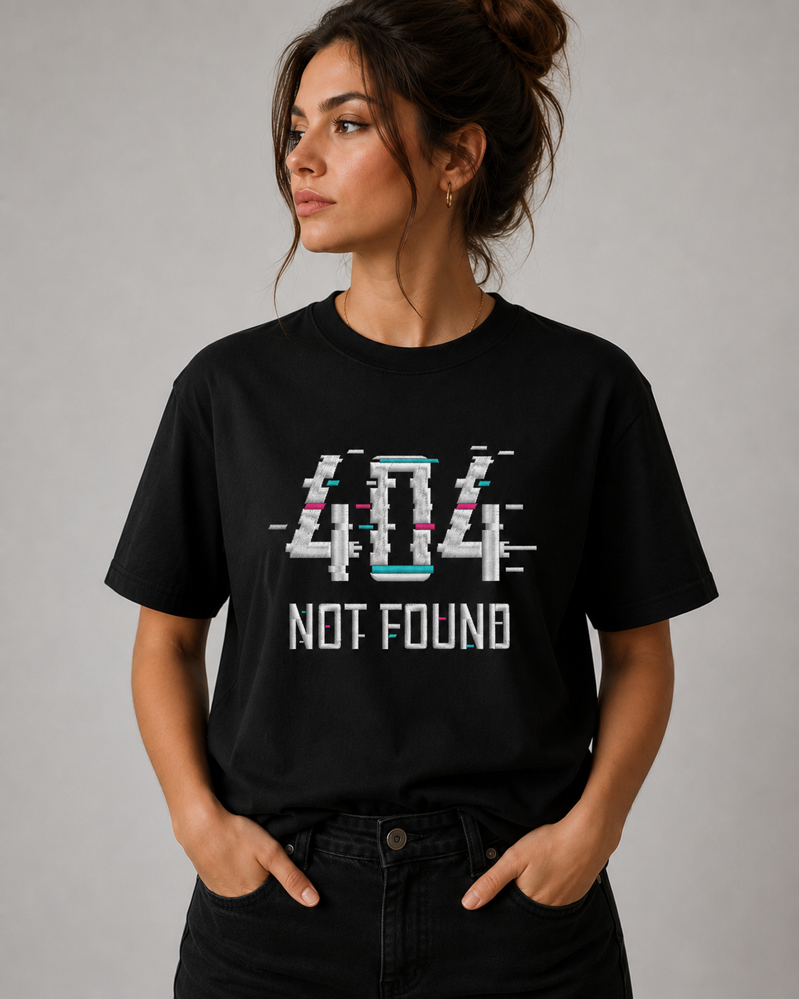 T-shirt preta com a mensagem 404 NOT FOUND estampada em estilo digital distorcido.