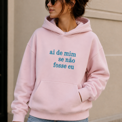 sweatshirt rosa claro com texto azul e capuz