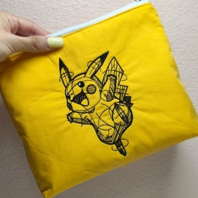 Estojo amarelo com desenho de Pikachu em preto esboçado, com fecho branco