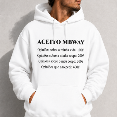 Sweatshirt branca com texto ACEITO MBWAY e valores impressos a preto, usada por homem com jeans azuis